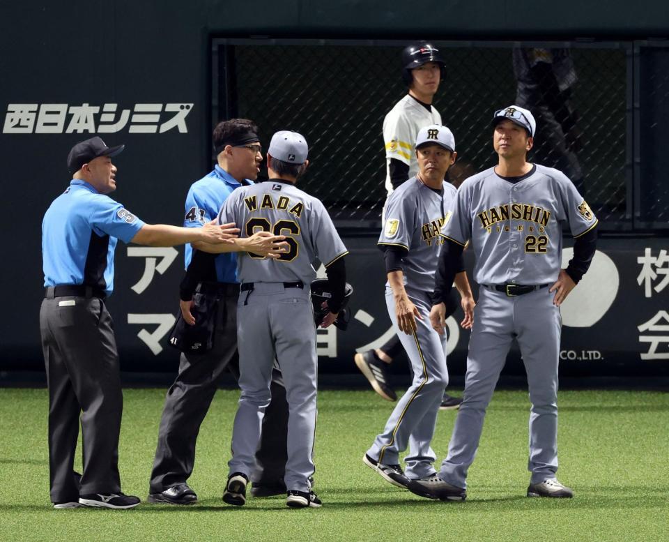 ７回、リプレイ検証のリクエストに意義を申し立て藤川監督は退場になる（撮影・山口登）