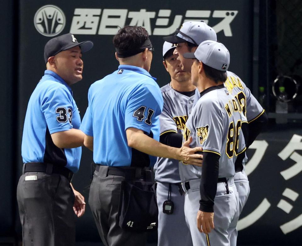 ７回阪神、リプレー検証のリクエストに意義を申し立て藤川監督は退場になり審判団に詰め寄る（撮影・山口登）