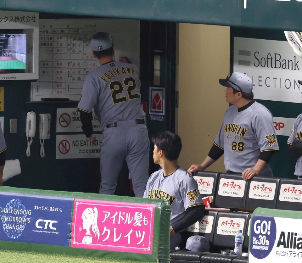 ７回、退場になった藤川監督はベンチのホワイトボードを殴打する（撮影・山口登）