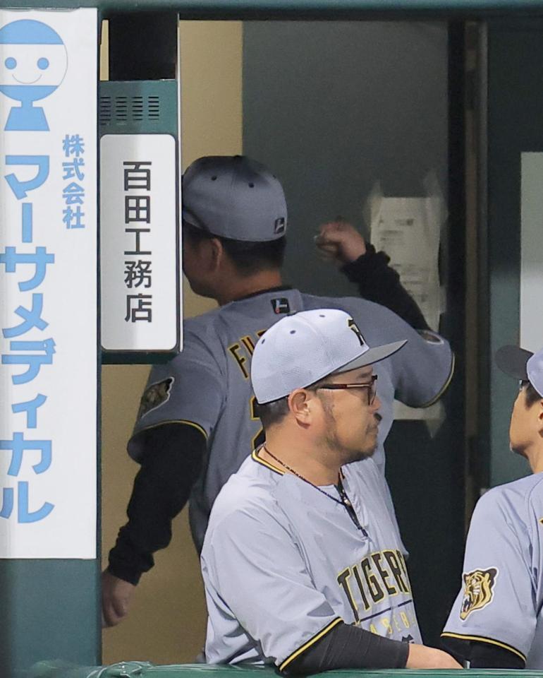 ７回、熊谷の判定を巡るリプレー検証後に抗議し退場になる藤川監督（奥）＝撮影・西田忠信