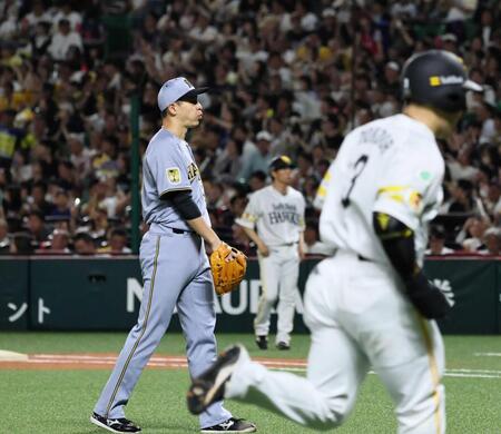 　５回、近藤（手前）に勝ち越しソロを許す大竹（撮影・田中太一）