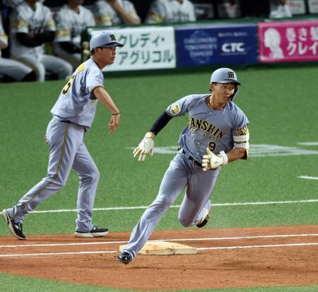 　３回、左翼線に二塁打を放ち一塁を回る立石（撮影・山口登）