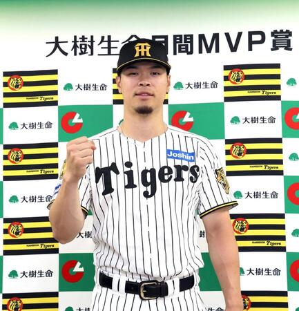 　月間ＭＶＰを受賞した佐藤輝（撮影・山口登）