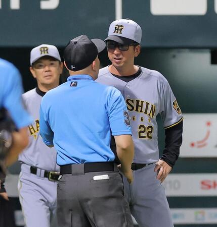 ７回、熊谷の判定を巡ったリプレー検証後に抗議する藤川監督（右）＝１０日