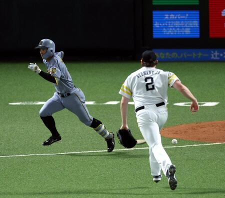 ５回阪神１死一塁、セーフティーバントを決める熊谷（撮影・山口登）
