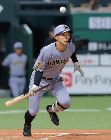 ５回、バントヒットを決める熊谷（撮影・西田忠信）