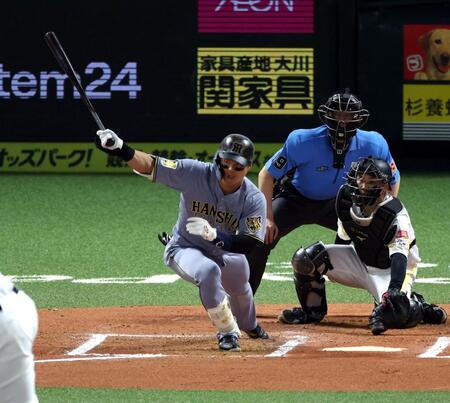 ６回、右前に同点適時打を放つ前川（撮影・山口登）