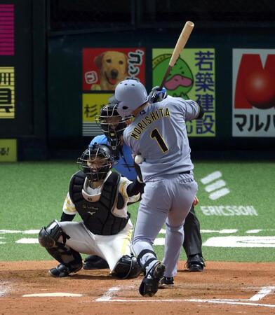 ７回、死球を受ける森下（撮影・山口登）