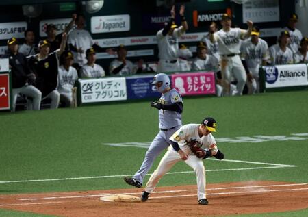 ９回、森下が倒れ試合終了する（撮影・山口登）