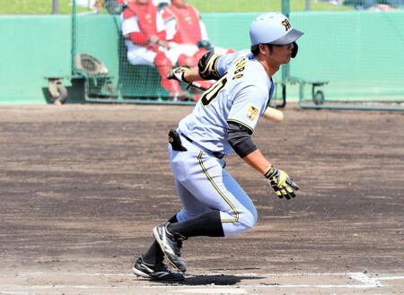 ８回、右前打を放つ井坪