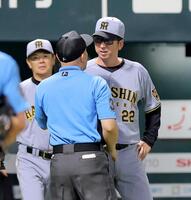 　７回、熊谷の判定を巡るリプレー検証後に抗議する藤川監督（中央）＝撮影・西田忠信
