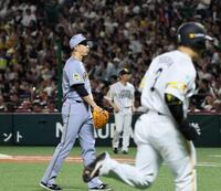 　５回、近藤（手前）に勝ち越しソロを許す大竹（撮影・田中太一）