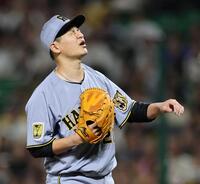 １回、柳田に四球を出し悔しがる大竹（撮影・田中太一）