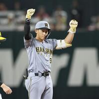 ３回、二塁打を放った安打を放つ立石はガッツポーズを決める（撮影・田中太一）
