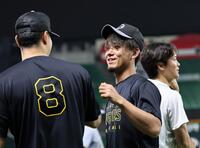 佐藤輝と話しをする伊藤将（撮影・田中太一）