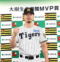 　月間ＭＶＰを受賞した佐藤輝（撮影・山口登）