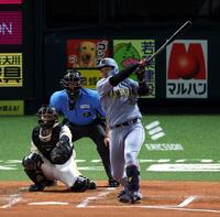 ４回、右越えに先制ソロを放つ大山（撮影・山口登）