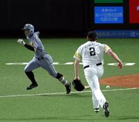 ５回阪神１死一塁、セーフティーバントを決める熊谷（撮影・山口登）
