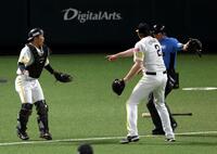 ５回、熊谷のセーフティーバントの打球はライン上に止まりフェアになる（撮影・山口登）
