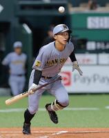 ５回、バントヒットを決める熊谷（撮影・西田忠信）