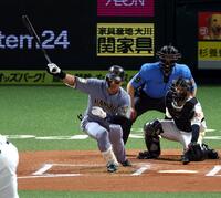 ６回、右前に同点適時打を放つ前川（撮影・山口登）