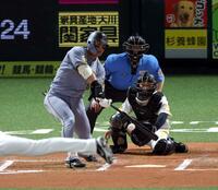 ６回、右前に同点適時打を放つ前川（撮影・山口登）