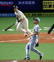 ４回、伊藤将は栗原に勝ち越し犠飛を許す（撮影・山口登）