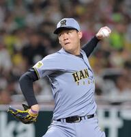 ８回から登板する及川（撮影・西田忠信）