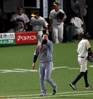 ７回、空振り三振に倒れ厳しい表情を見せる大山（撮影・山口登）