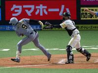 ９回、空振り三振に倒れる立石（撮影・山口登）