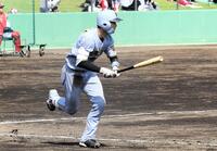 ８回、中前打を放つ小幡
