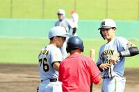 ８回、中前打を放ち、一塁に出塁した小幡（右）。左は工藤２軍外野守備走塁コーチ