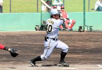 ８回、右前打を放つ井坪