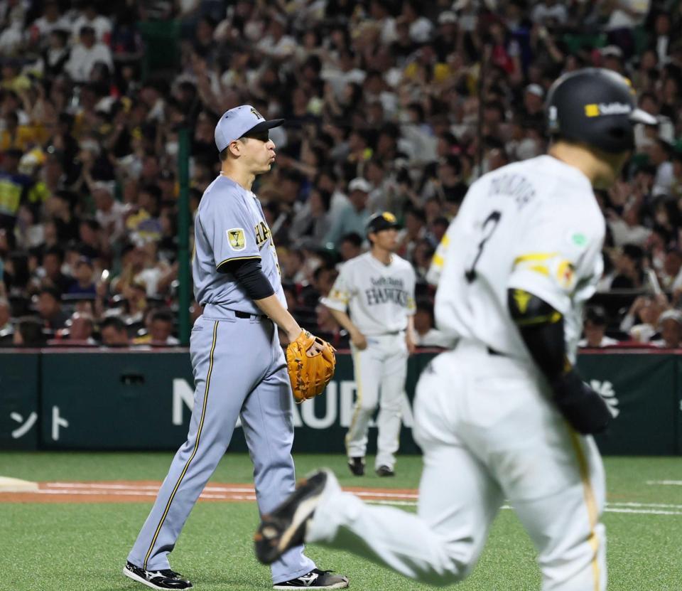 　５回、近藤（手前）に勝ち越しソロを許す大竹（撮影・田中太一）