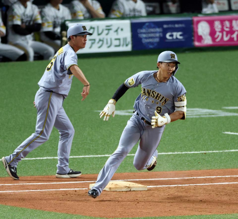 　３回、左翼線に二塁打を放ち一塁を回る立石（撮影・山口登）