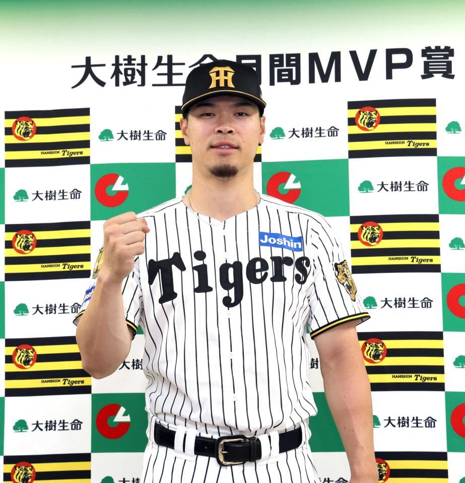 　月間ＭＶＰを受賞した佐藤輝（撮影・山口登）