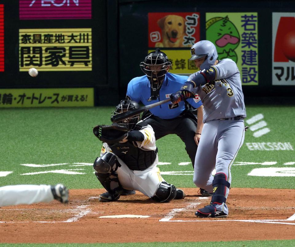 ４回、右越えに先制ソロを放つ大山（撮影・山口登）