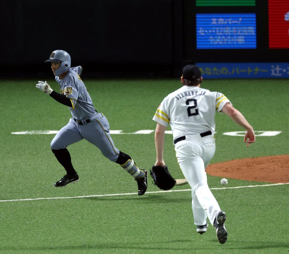 ５回阪神１死一塁、セーフティーバントを決める熊谷（撮影・山口登）