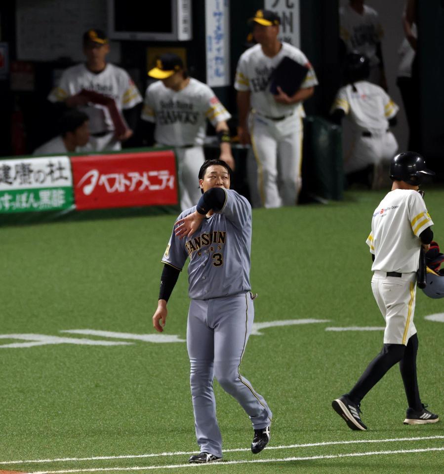 ７回、空振り三振に倒れ厳しい表情を見せる大山（撮影・山口登）