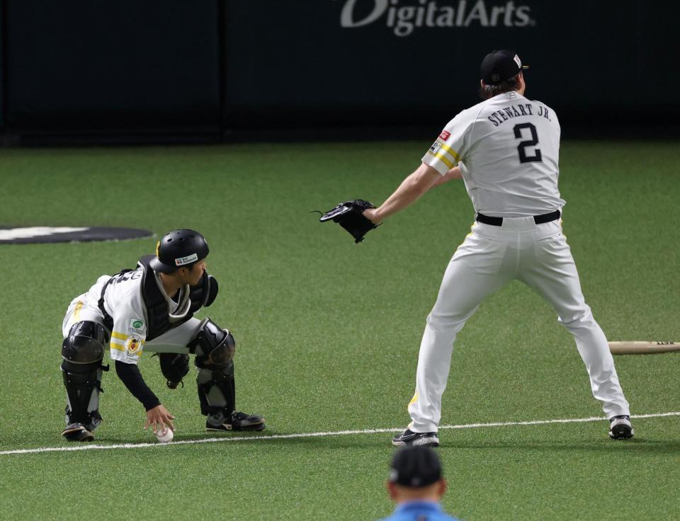 ５回、熊谷のセーフティーバントの打球はライン上に止まりフェアになる（撮影・山口登）