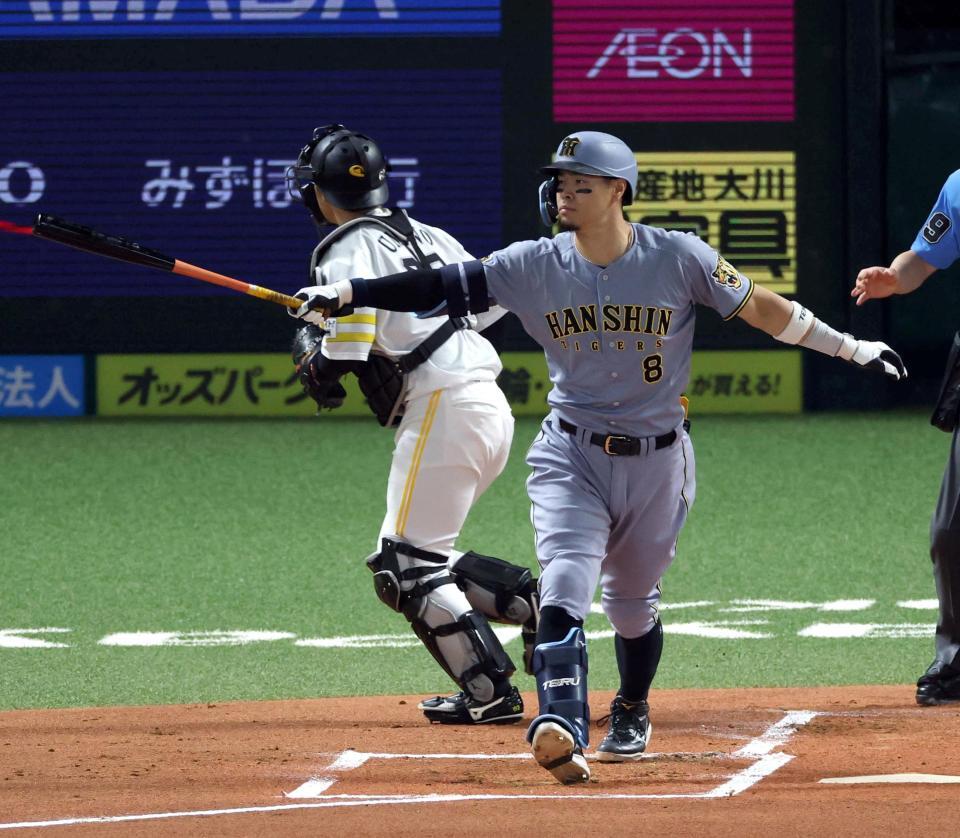 １回、空振り三振に倒れる佐藤輝（撮影・山口登）