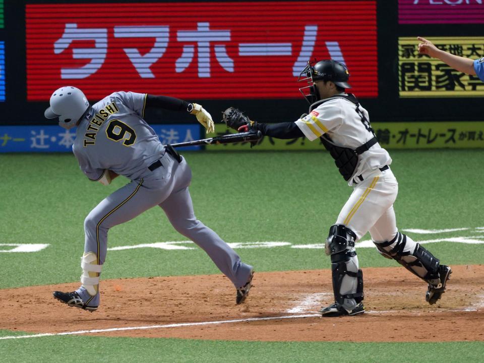９回、空振り三振に倒れる立石（撮影・山口登）