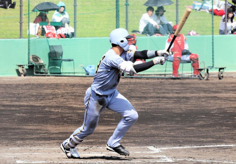 ８回、中前打を放つ小幡