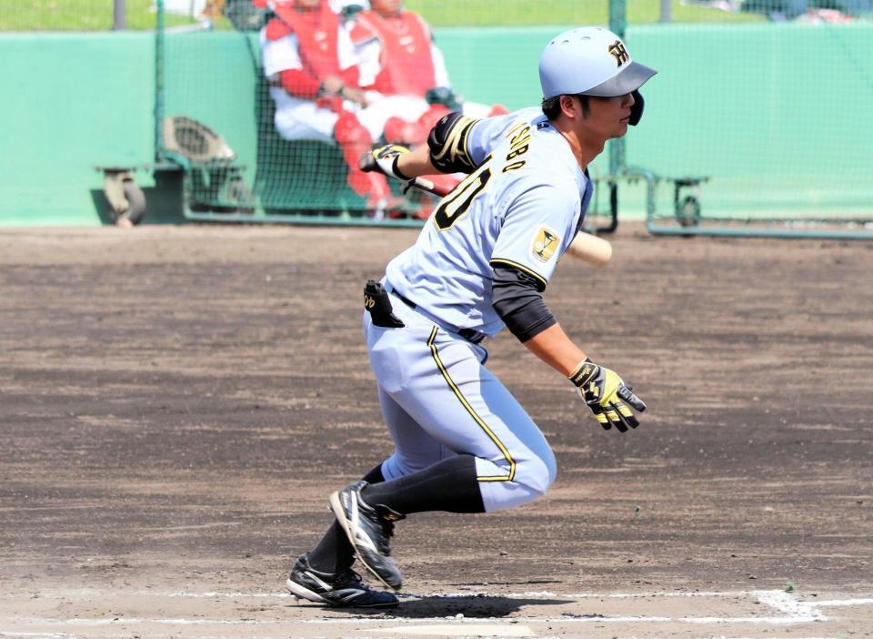 ８回、右前打を放つ井坪