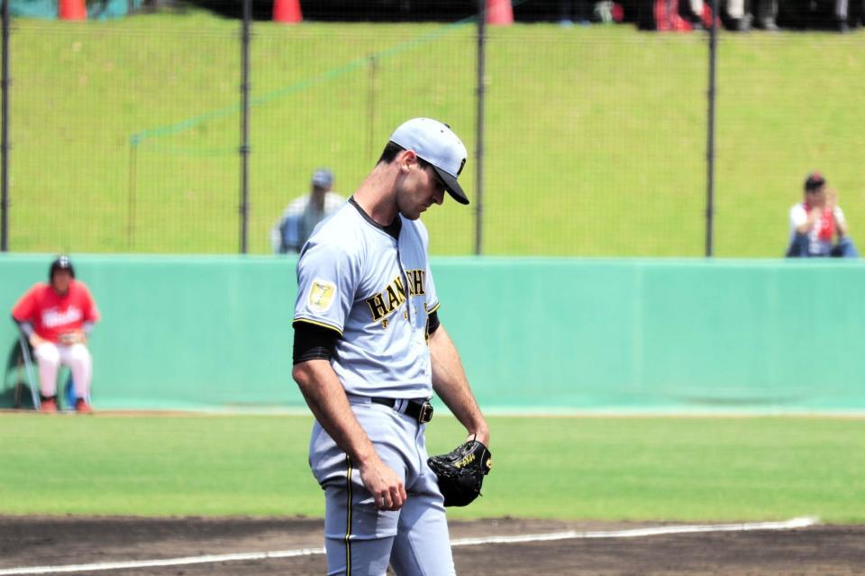 ４回、中村に２ランを浴び、マウンドでうつむくラグズデール