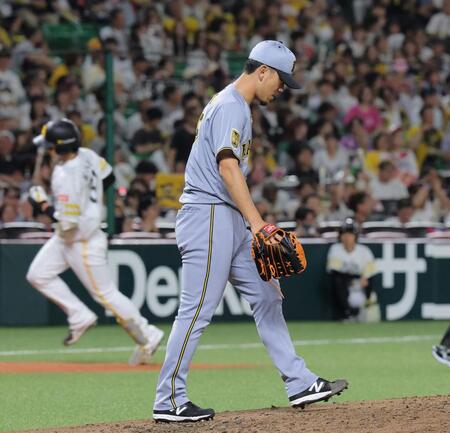 ４回、正木（左）に同点ソロを浴びた伊藤将（撮影・西田忠信）