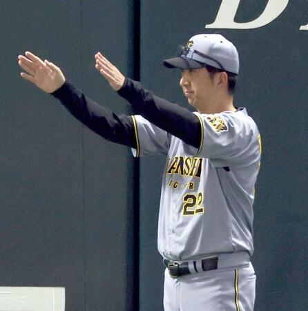 　７回、野村への判定にリクエストを要求する藤川監督
