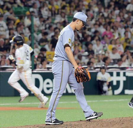 　４回、正木（左）に同点ソロを浴びた伊藤将（撮影・西田忠信）