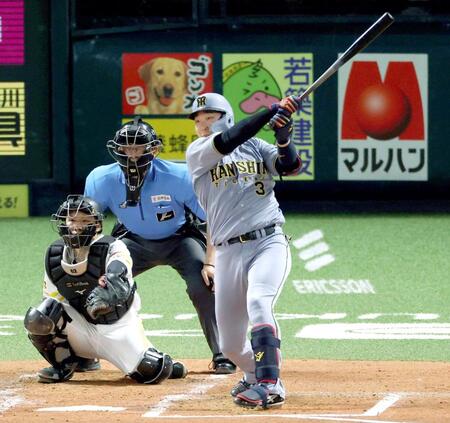 　４回、先制ソロを放つ大山（撮影・山口登）