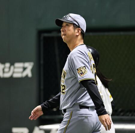 ８回、選手交代を告げるためグラウンドに出る藤川監督（撮影・田中太一）